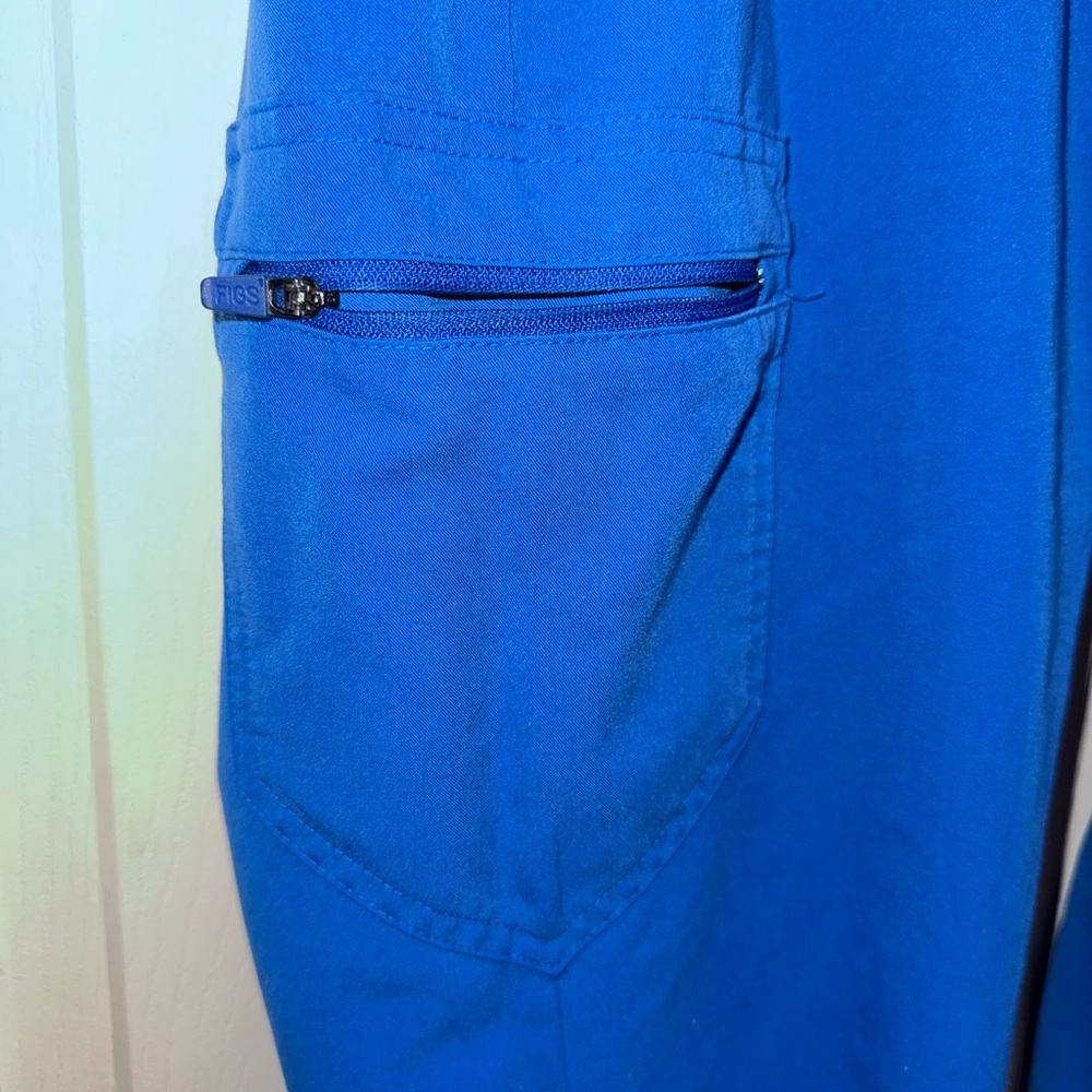 Woman’s M Figs Royal Blue scrub set - single pocket jogger style - Picture 5 of 6